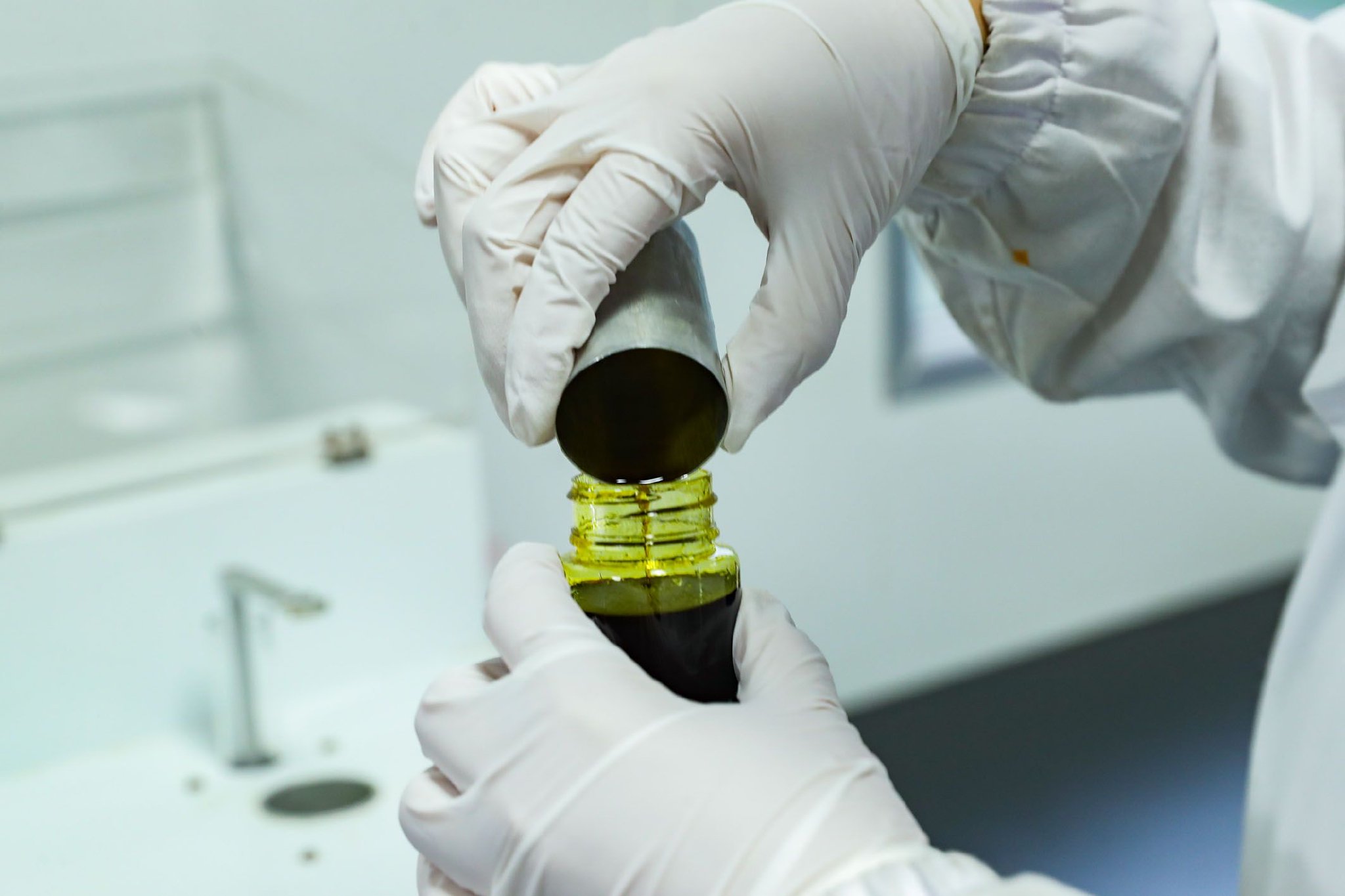 图为一家生物医药企业的工作人员进行实验。（资料照片）