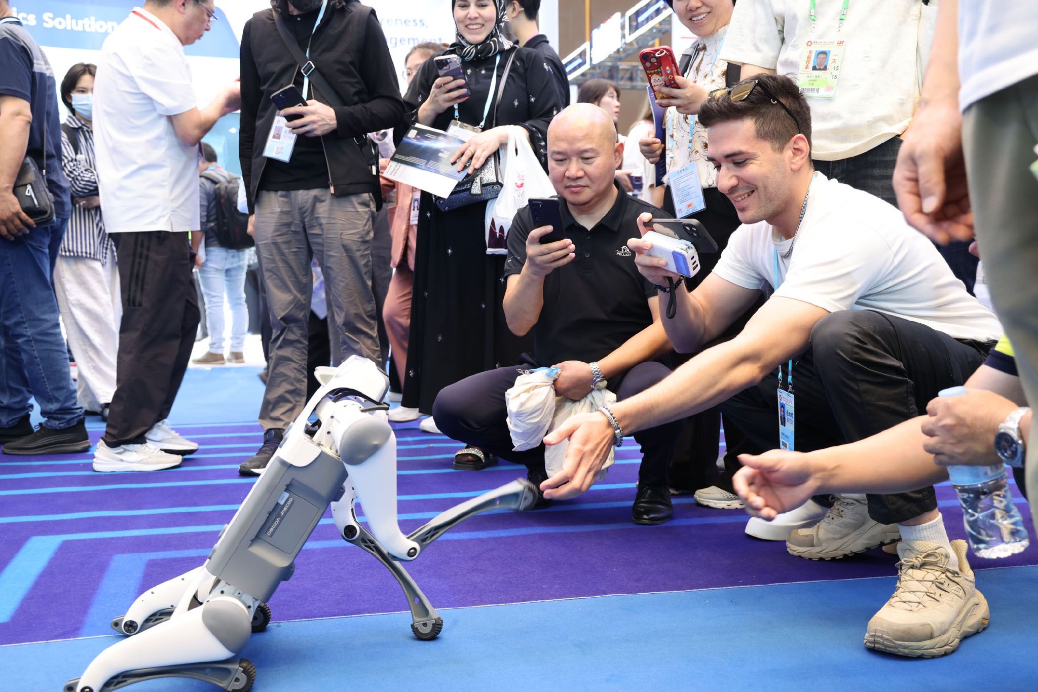 4月15日，在第137届广交会服务机器人专区，客商跟机器人互动。新华社记者　卢汉欣　摄