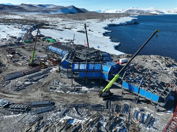 第 40 次考察队建设秦岭站时航拍的模块搭建过程  作者供图