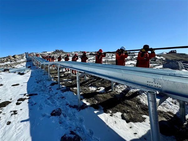 全员上阵拉电缆  作者供图