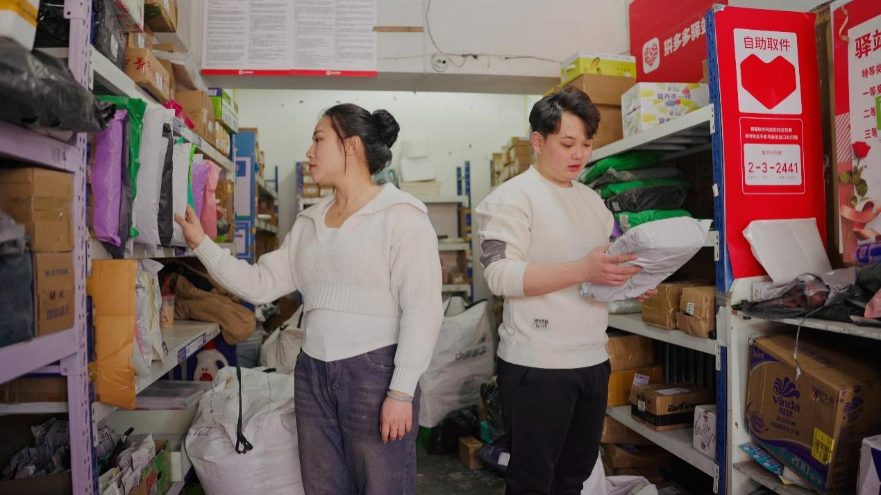 ▲通过拼多多驿站，张庚和女友有了温暖的小家，过上更好的生活。程艺辉 | 摄