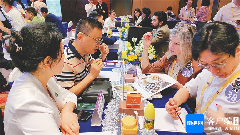 参展商和采购商在消博会供需对接会（国别专场）现场潜入交流。海南日报全媒体记者 陈彬 摄