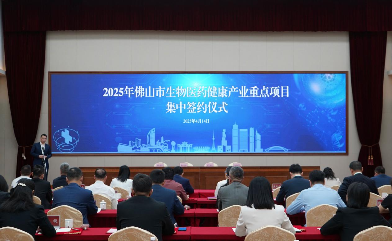 图:东软集团总裁盖龙佳在签约仪式发言