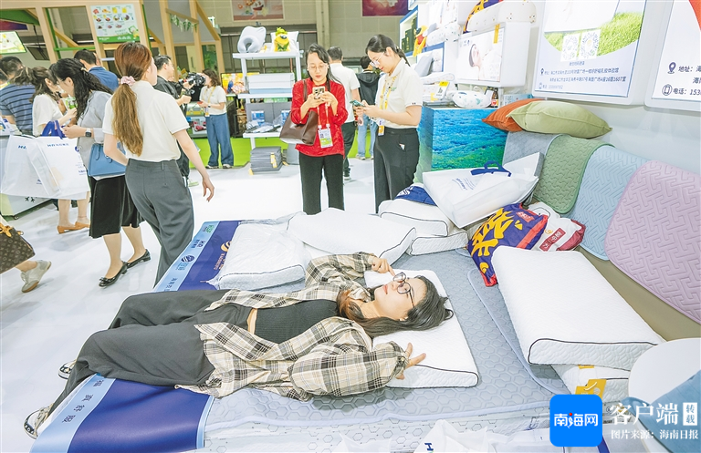 4月15日,在第五届消博会海垦馆,不雅众体验乳胶枕。海南日报全媒体记者 李天平 摄