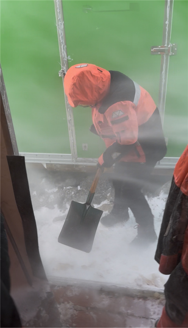 顶风冒雪除雪作业  作者供图