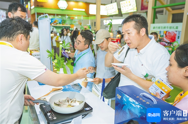 4月15日,在第五届消博会海垦馆,不雅众回味金鲳鱼。海南日报全媒体记者 李天平 摄
