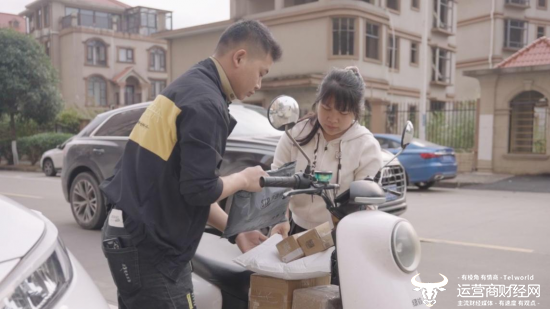 ▲这家驿站由宁西川夫妇共同经营，图为两人整理快递，为街边店铺送货。莫根源 | 摄