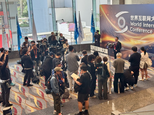 峰会现场，易鑫接受媒体群访，备受关注