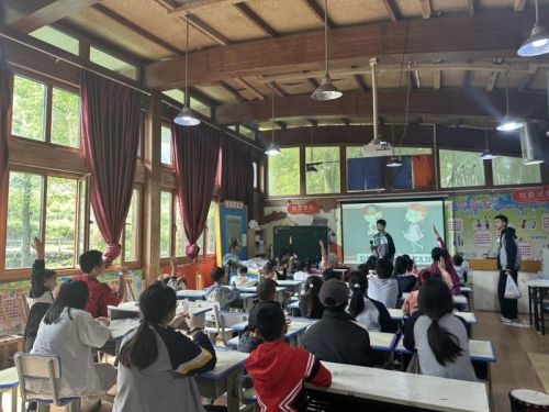 （为山区孩子们教授英语课程）