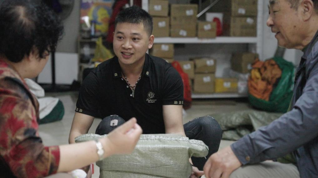 ▲宁西川在家乡开设驿站已经一年多了，站点运营逐渐迈入正轨。莫根源 | 摄