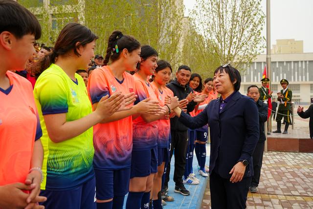 Sun Wen speaking with Ayixie Tohudahong