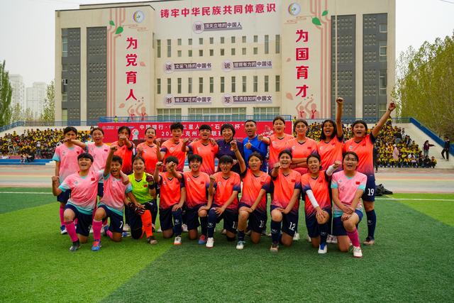 Sun Wen with the U13 women's football team