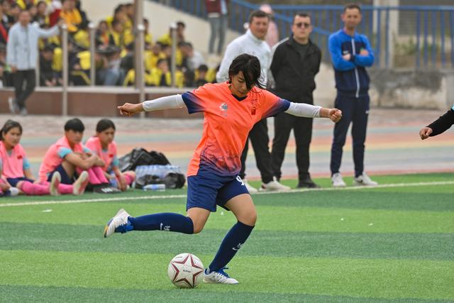 Naifese Abudu dribbling the ball in a friendly match.