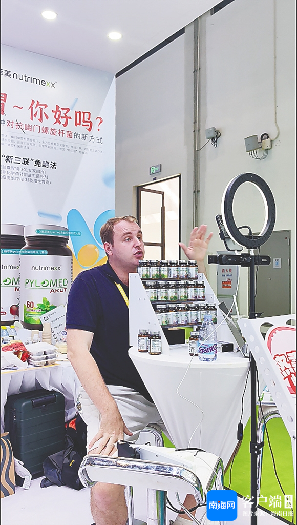 番邦主播在消博会上推介产物。海南日报全媒体记者 王晓曈 摄