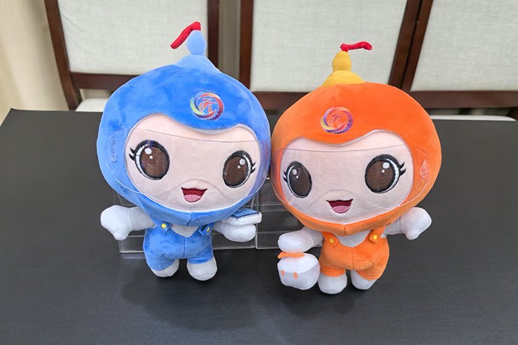 图为发布会现场展出的吉祥物"涵涵"与"丹丹"