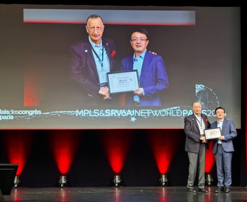 Latif Ladid 向华为颁发全球首批IPv6 Ready SRv6 Logo证书