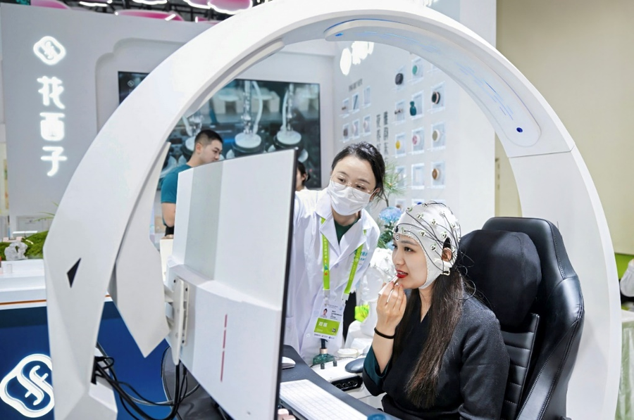 观众体验花西子“多维全息AI感官系统”