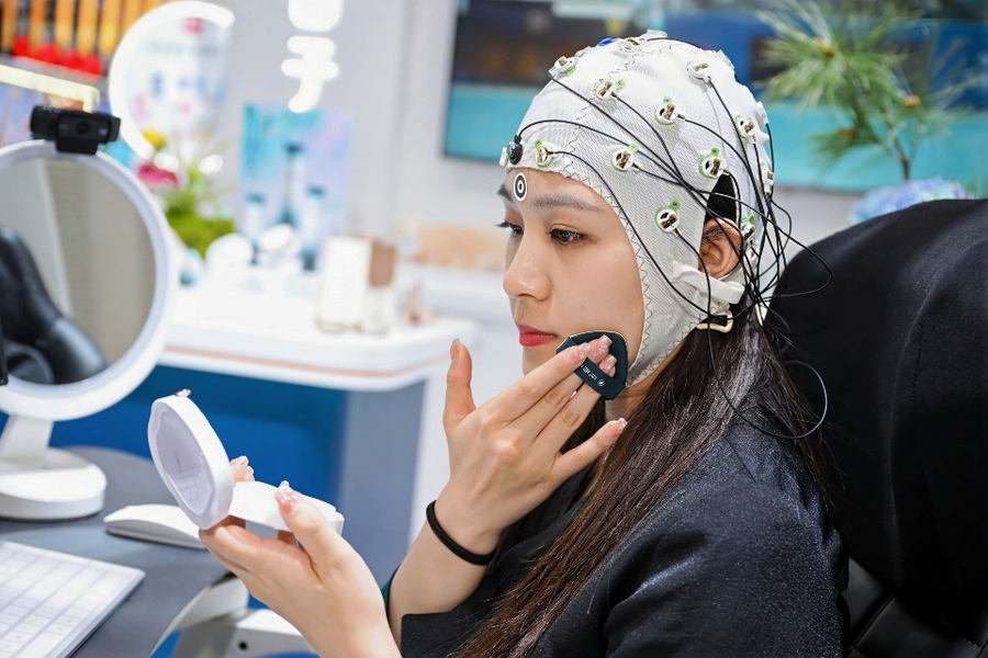 观众通过花西子全息AI选择“真爱”彩妆