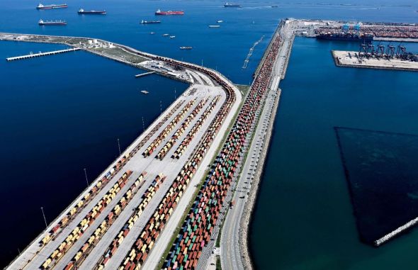 4月3日，美国加州洛杉矶港堆放的集装箱。图/视觉中国