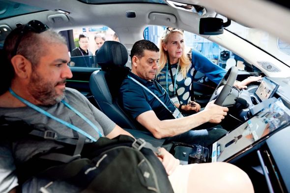 4月15日，广东广州市，在137届广交会新能源汽车及智慧出行展区，采购商体验一款新能源汽车。摄影/本刊记者 陈楚红