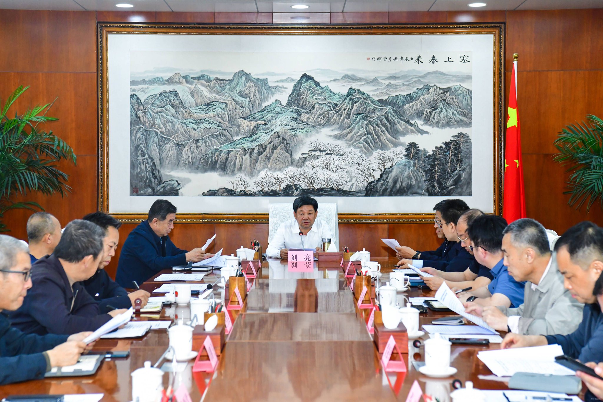 ​刘亮要求,要立足朔州实际,以对人民群众和城市未来发展高度负责的