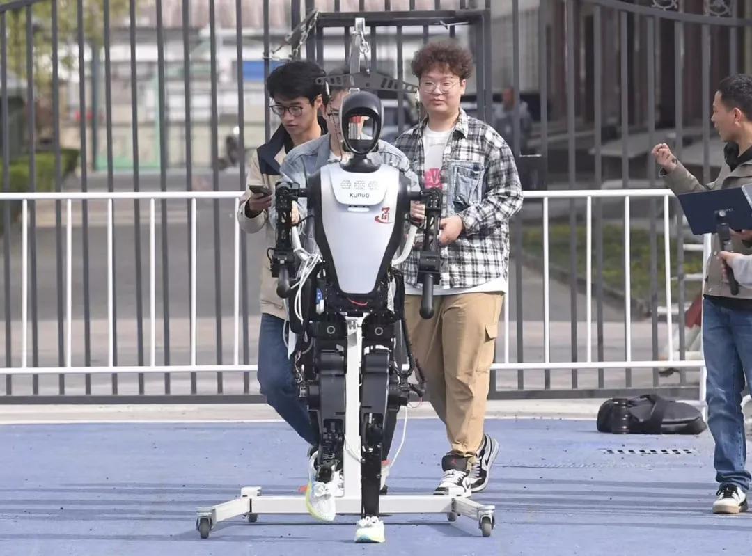 人形机器人半麦尔发布了会议命令！将近20个类人