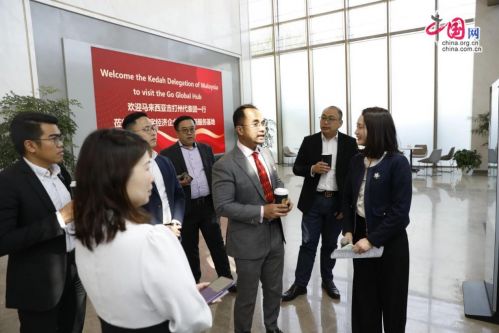 图为代表团一行实地考察北京市大兴区国际科技创新中心展厅