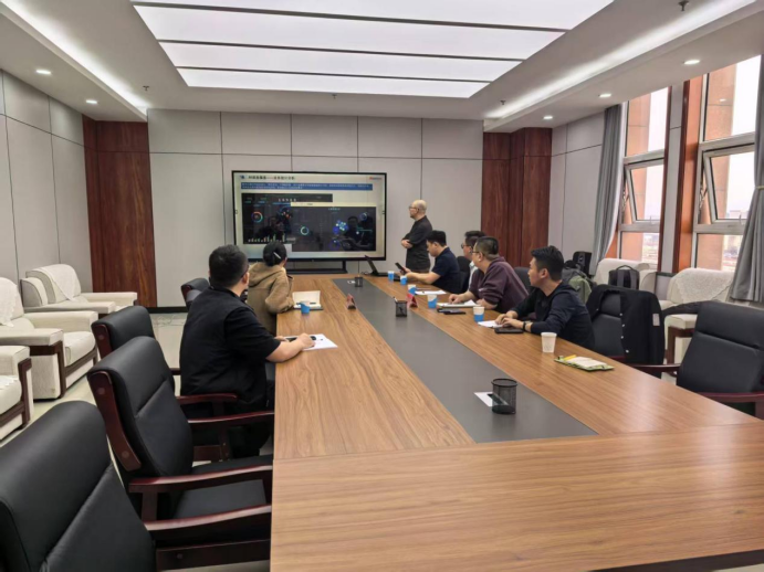 　　图3：移动工作人员向赛罕区政府介绍AI数智人功能