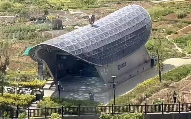 ▲资料图：杭州一地铁站的出入口引发热议。图/社交平台截图