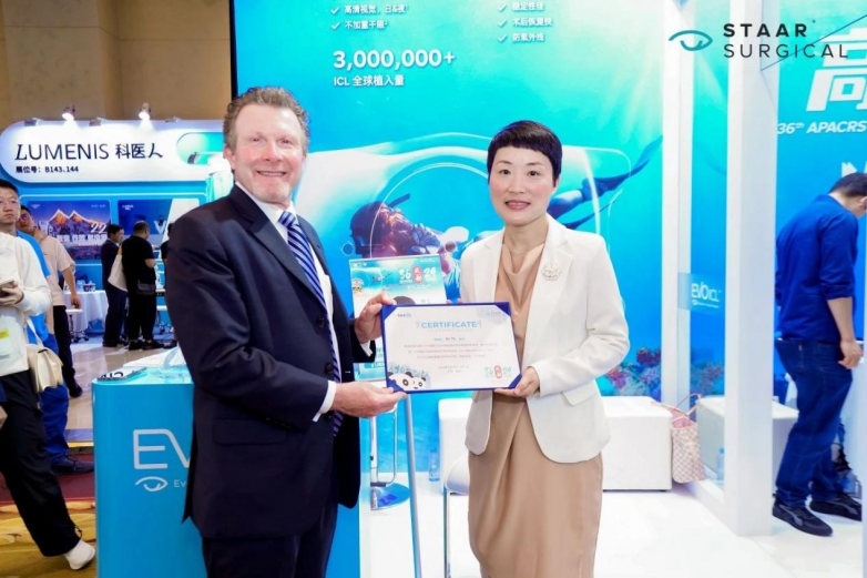 STAAR Surgical亚太地区高级副总裁 James Francese为田琦院长颁发荣誉