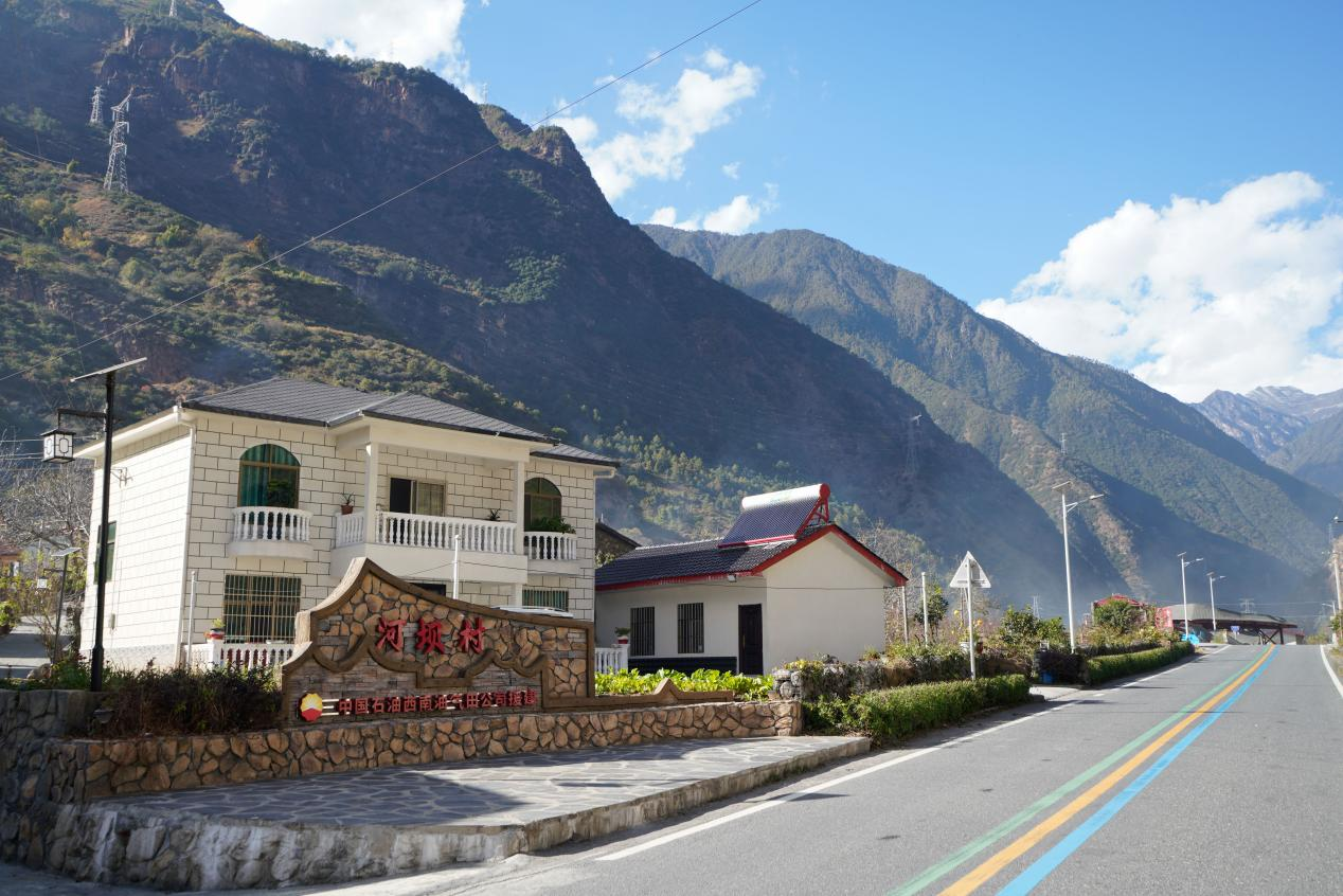 公司援建项目改善九龙县乌拉溪镇河坝村人居环境