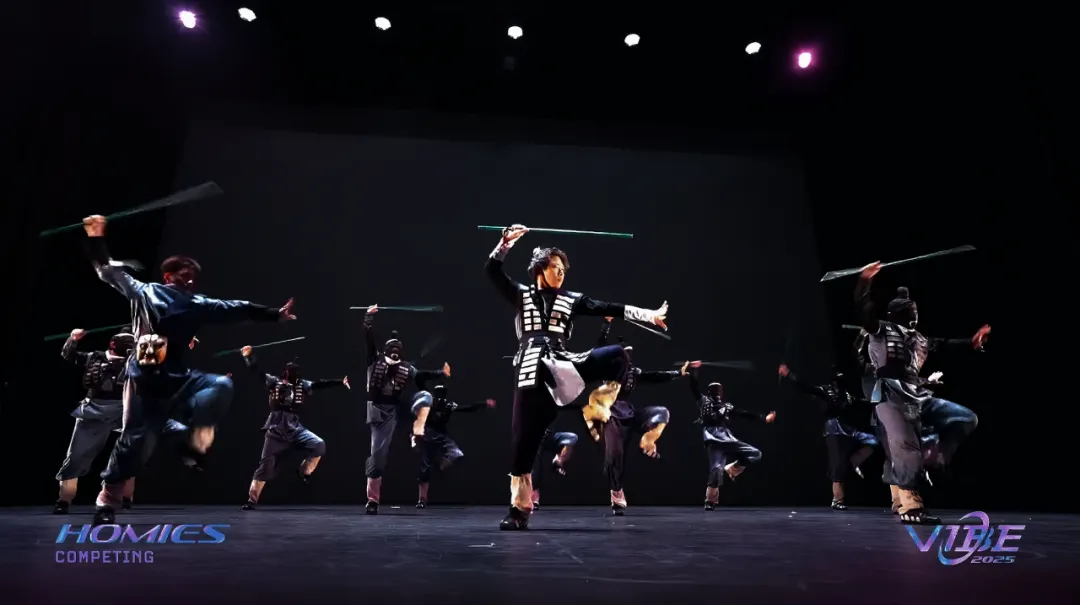 图为舞团成员在表演。资料图片