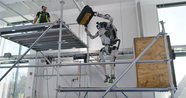 “工作”中的 ATLAS，图片来源：波士顿动力官网