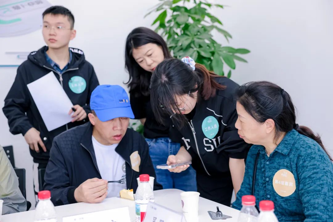 唐凤和团队成员与视障者一起测试萝卜快跑无障碍版App