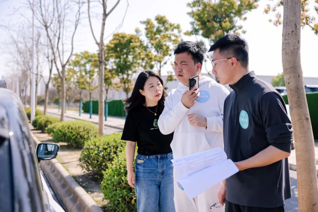 唐凤和团队成员与视障者一起测试萝卜快跑“无障碍关爱功能”