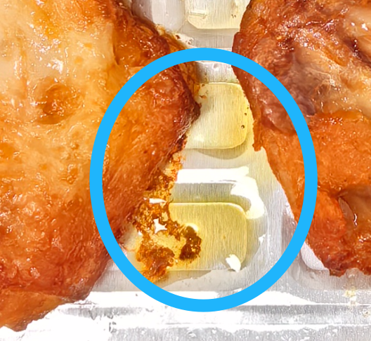 用空气炸锅做的烤鸡翅↑↑↑ 图源：作者实拍（从鸡翅里出来的油脂）