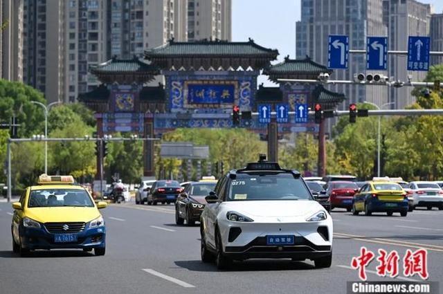 2024年9月12日，自动驾驶车辆行驶在永川街头。中新社记者 何蓬磊 摄