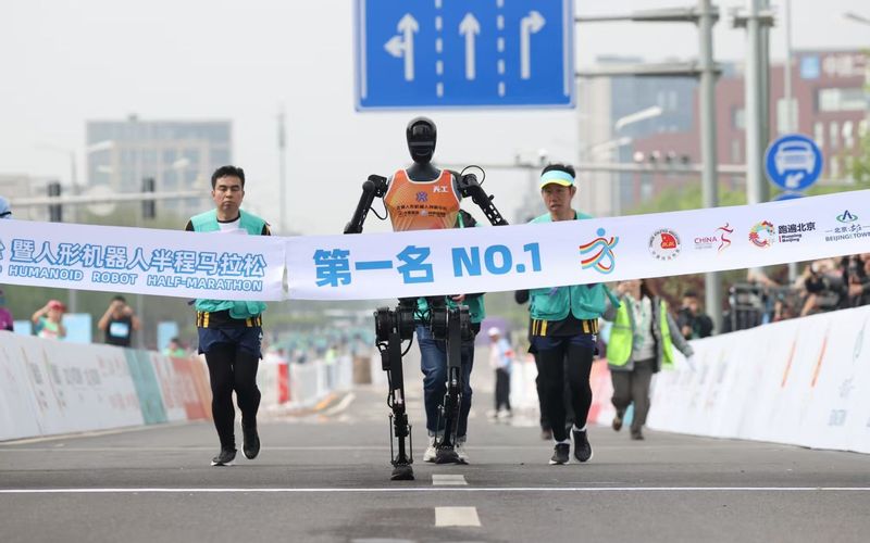 ▲全球首个人形机器人半程马拉松在京举行，天工机器人冲线夺冠。新京报记者 李木易 摄
