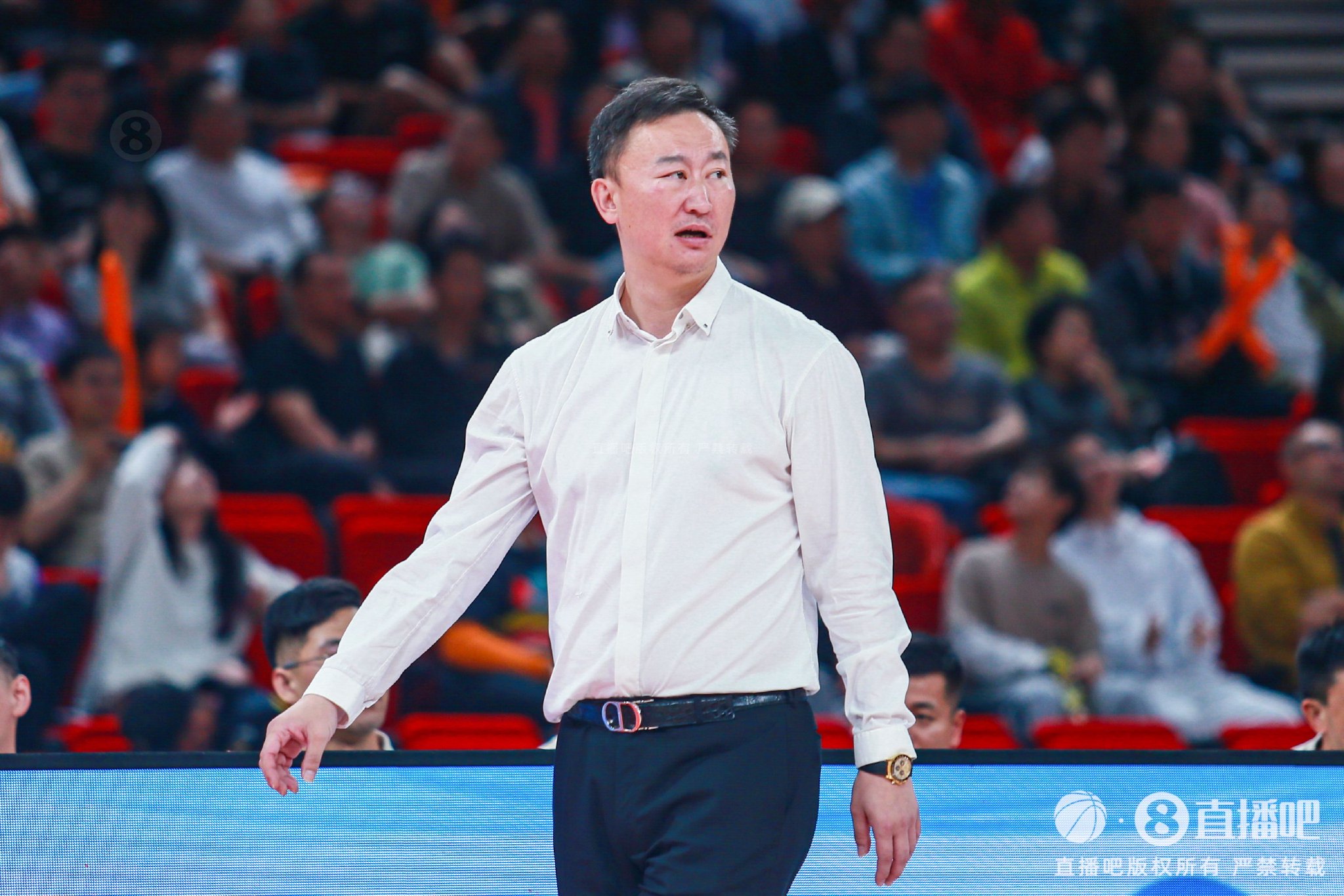 刘维伟：不知队员有没受“黑8”影响 有的队员准备吃饭了还在签名_抓站_新浪竞技风暴_新浪网