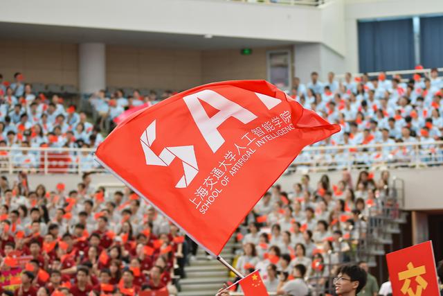 学院执旗。资料照片