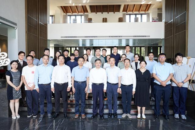 交大AI学院鄂维南教授（左五）与上海交大校长丁奎岭院士（左六）等在一起。资料照片