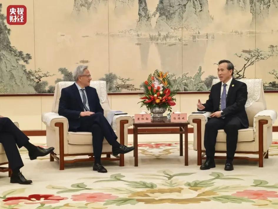 左：黄仁勋，右：中国贸促会会长任鸿斌