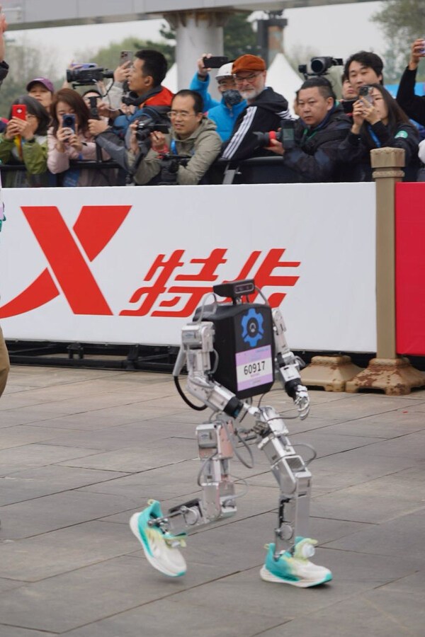 “海派机器人”脚穿特步鞋在赛道上奔跑