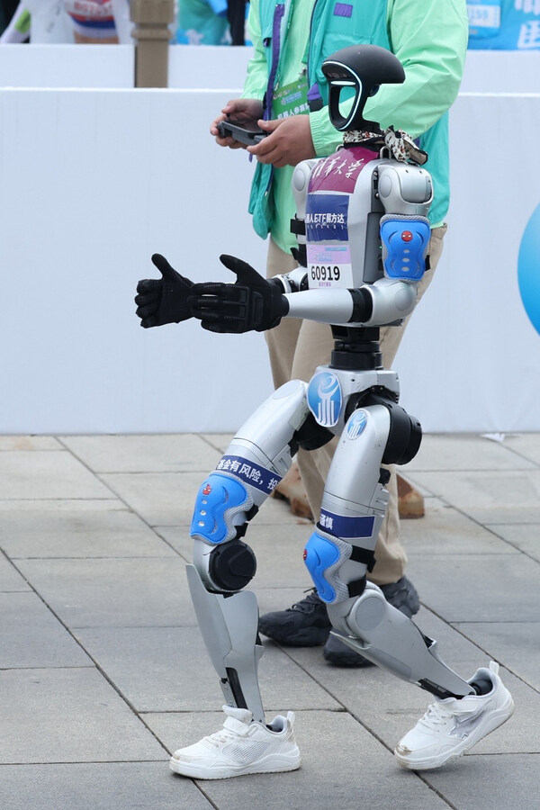 “逐日行者队”脚穿特步鞋在赛道上奔跑