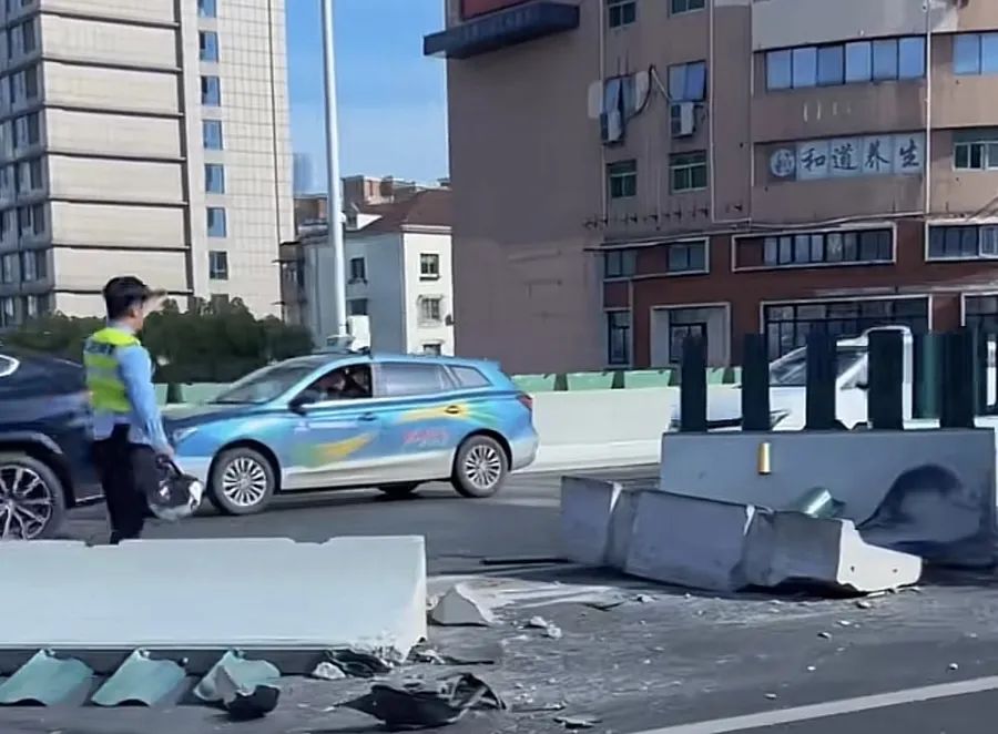 隔离墩移位，防眩板被撞断