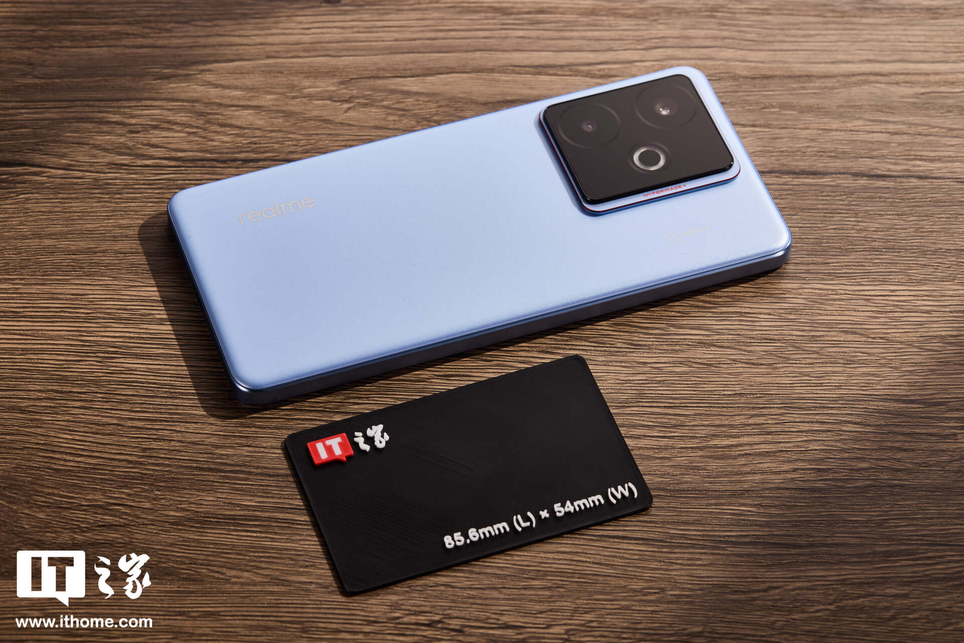 ▲ IT之家图赏：真我 GT7 实拍