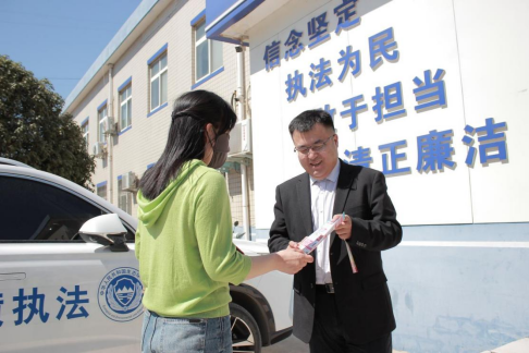 图为徐永宽律师为当地居民进行法律宣讲