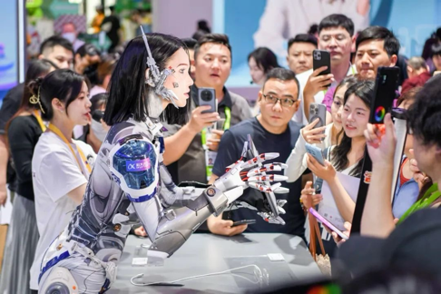 图5：2025年4月15日，海口，第五届中国国际消费品博览会，参展客商正在了解智能办公设备。苏弼坤/摄