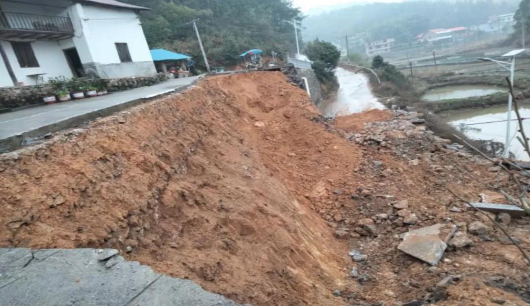 道路护坡滑坡现场
