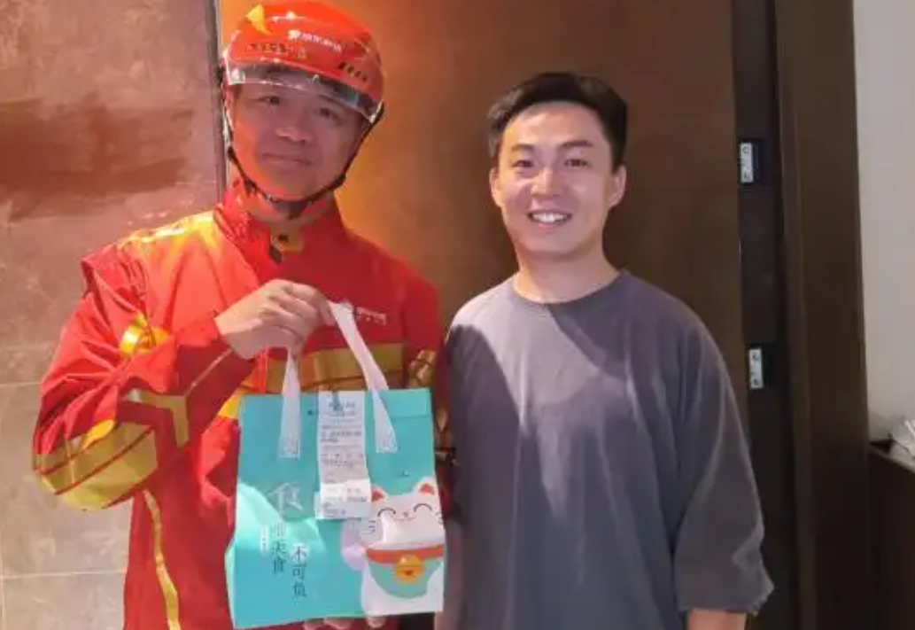 刘强东亲自送外卖|图片来源：网络（特此感谢！)